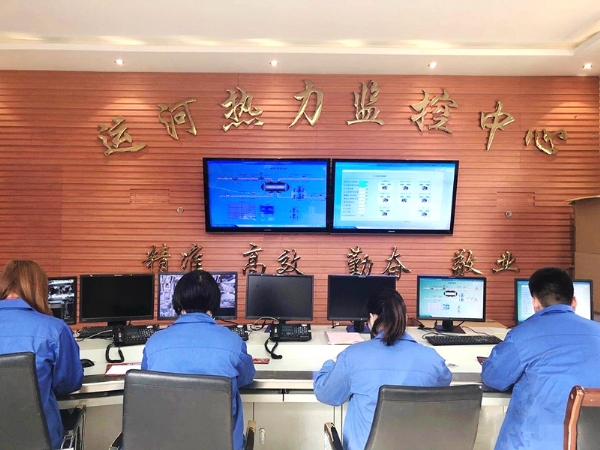 客服人員認真接聽用戶電話